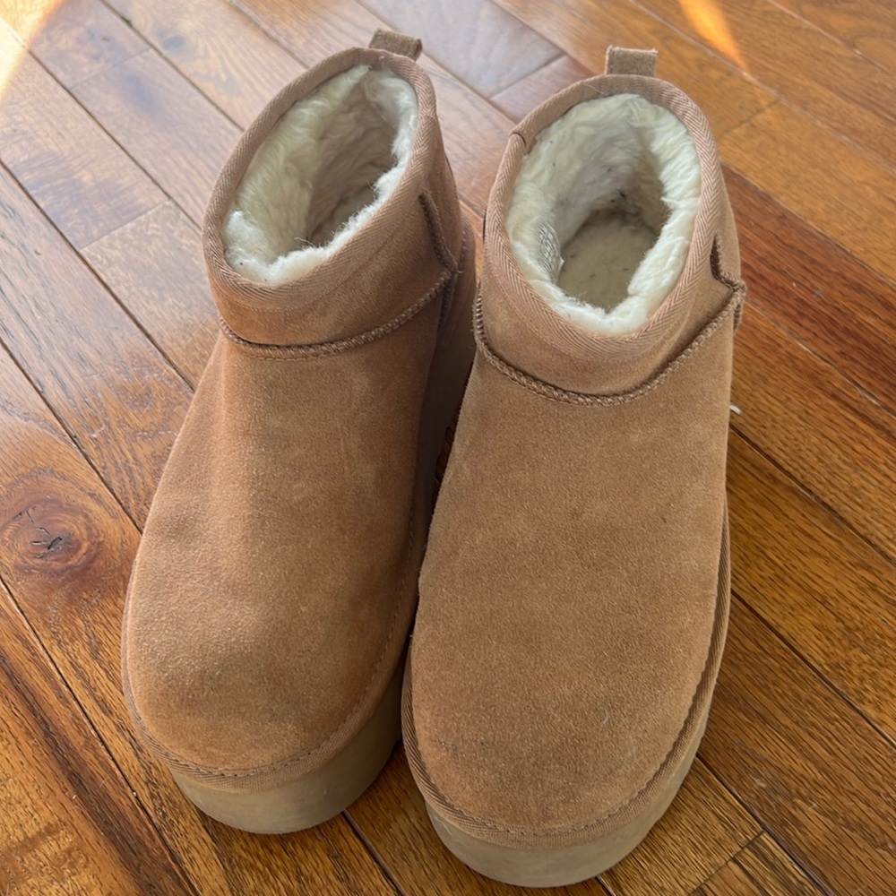 UGG low platform boot. Worn twice!